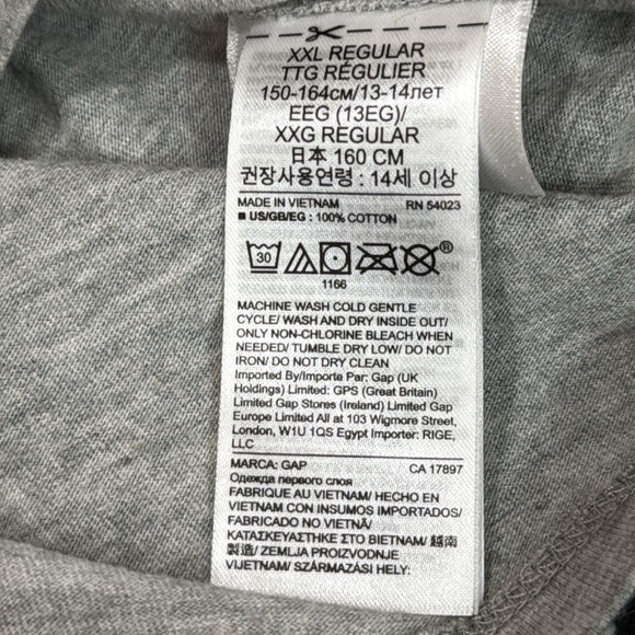 authentic, officially licensed Gap x Warner Bros. Elf movie shirt - Picture 4 of 5